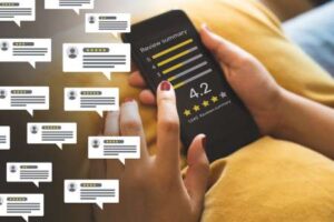 Eine Person hält ein Smartphone und betrachtet die Benutzerbewertungen einer Dating-App mit einer Durchschnittsbewertung von 4,2 Sternen.