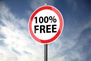 Ein Schild mit der Aufschrift „100% FREE“ vor einem Himmelshintergrund, das anzeigt, dass die Dating-App kostenlos ist.