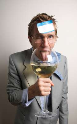 Mann mit Anzug und riesen Weinglas, gefüllt mit Weißwein, Post it auf seiner Stirn