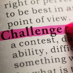 Das Wort "Challenge" in einem geschriebenen Buch markiert.