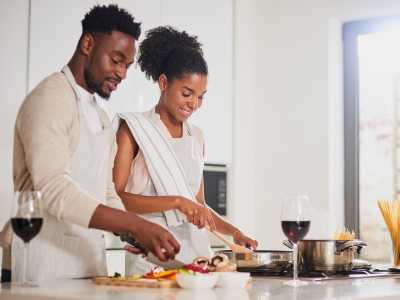 Eine gute spontane Date-Idee ist es gemeinsam zu kochen