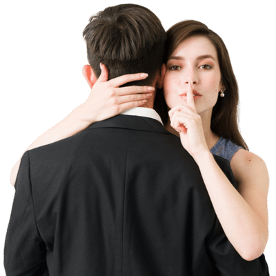 Eine Frau umarmt einen Mann und hält den Finger vor ihren Lippen, was Geheimhaltung und Vorsicht symbolisiert.
