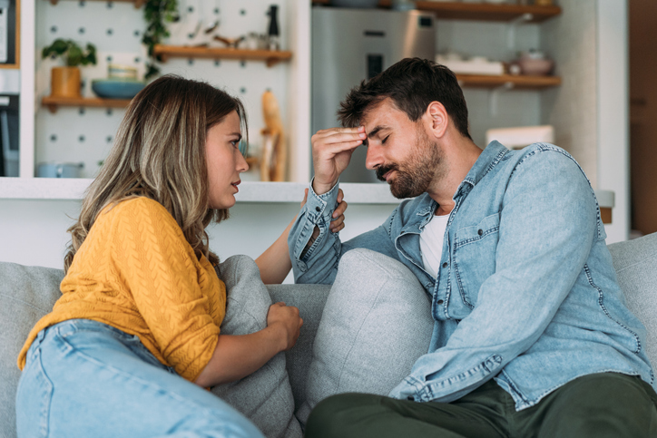 Paar auf dem Sofa im Gespräch – Symbolbild für die Herausforderungen und emotionalen Belastungen einer Situationship.