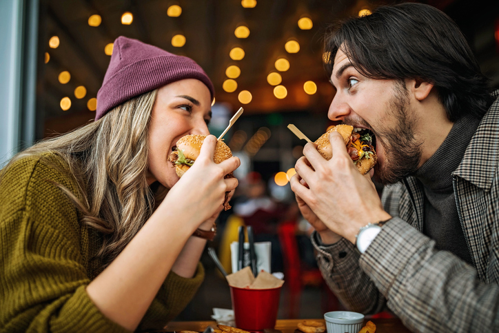 Zwei Personen genießen gemeinsam Döner bei einem entspannten Dating-Event.