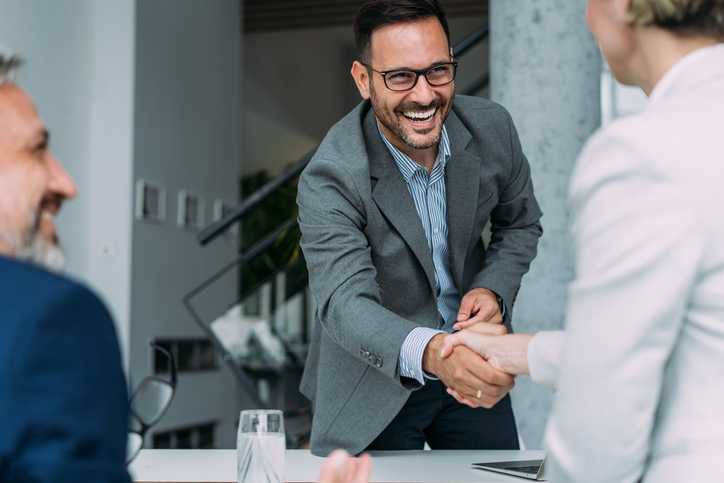 Geschäftlicher Handschlag zur erfolgreichen Markenanmeldung des Start-ups Diner Date.