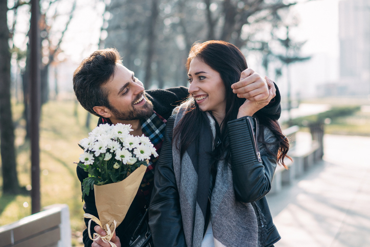 Mehr über den Artikel erfahren Moderne Romantik im Generationenvergleich: Blumen und erste Dates bei Gen Z und Millennials