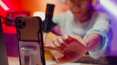 Person filmt sich mit Smartphone für Reels – typischer Moment im Alltag mit Social Media als Start-up