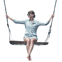 Eine Frau sitzt auf einer Schaukel hoch über einer Schlucht, ein Sinnbild für innere Balance trotz Bindungsangst in der Kennenlernphase.